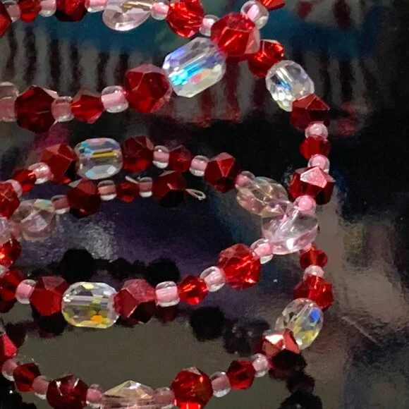 Romantic red and pink glass beaded coil bracelet (Handmade) - Picture 3 of 3